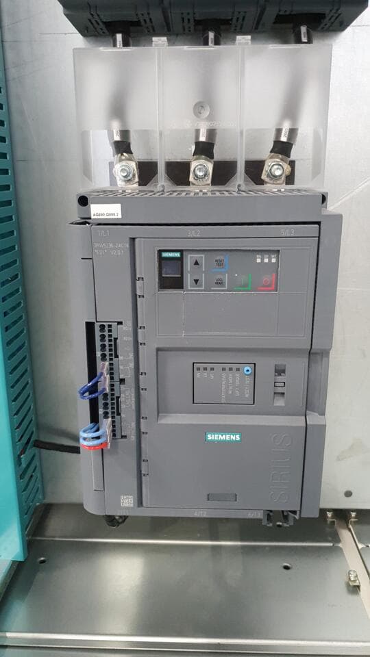 Arrancador suave Siemens SIRIUS instalado en un panel con terminales de potencia