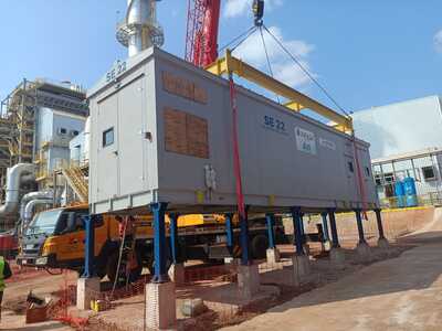 Cabina SE 22 izada por grúa y apoyada sobre pilares en planta industrial