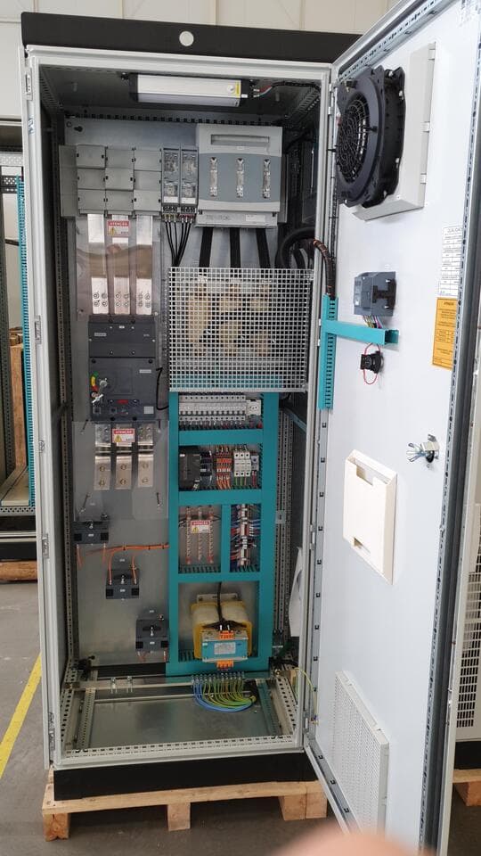 Panel abierto con interruptor de caja moldeada, barras y transformador amarillo