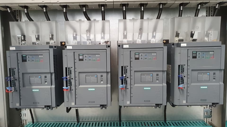 Cuatro arrancadores suaves Siemens SIRIUS lado a lado con cubiertas transparentes