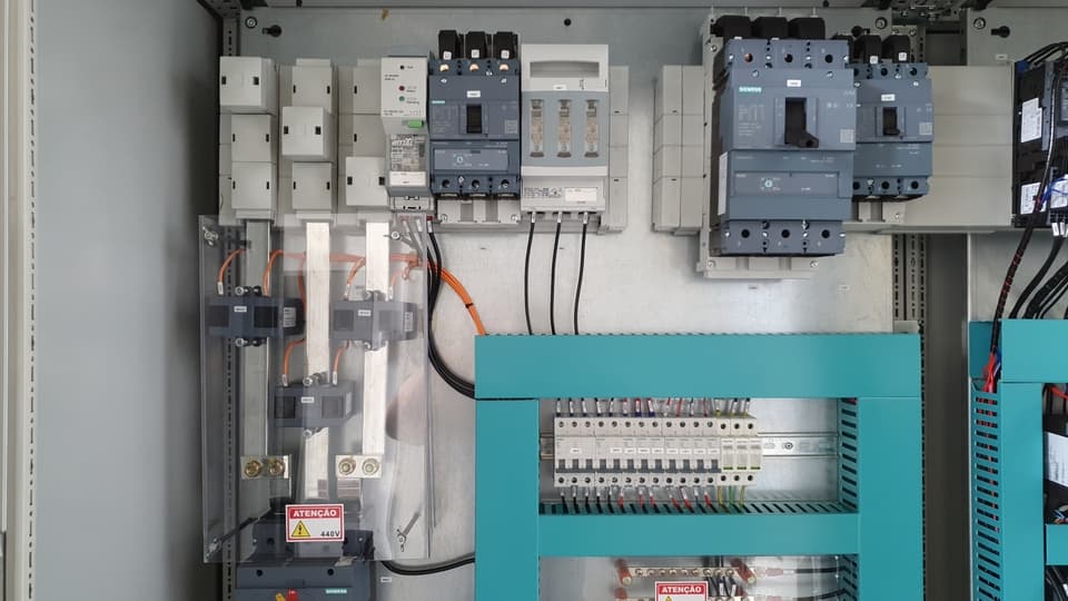 Interruptores de caja moldeada Siemens, seccionador fusible y barras con sensores anulares
