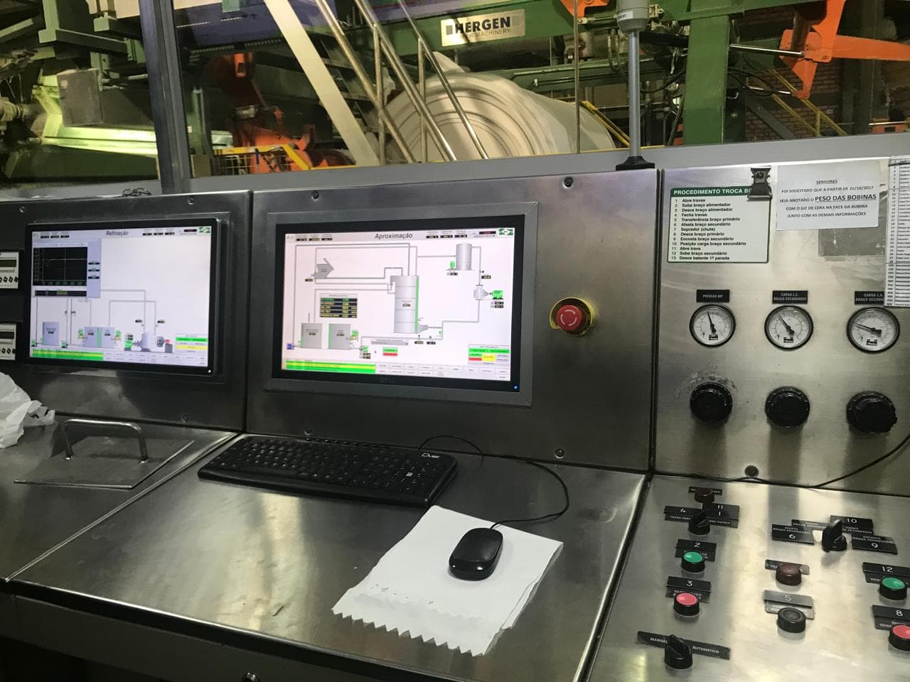Pupitre de acero inoxidable con dos monitores de proceso, pulsadores y manómetros
