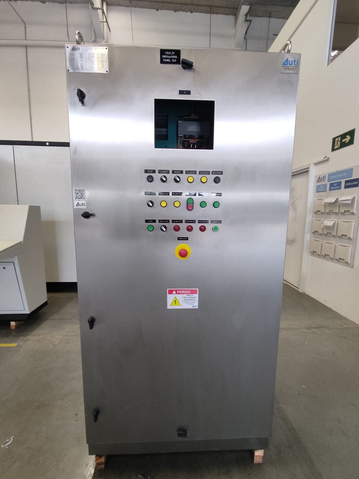 Panel de inox +CLP_P1 con pulsadores, señalizadores y botón de emergencia