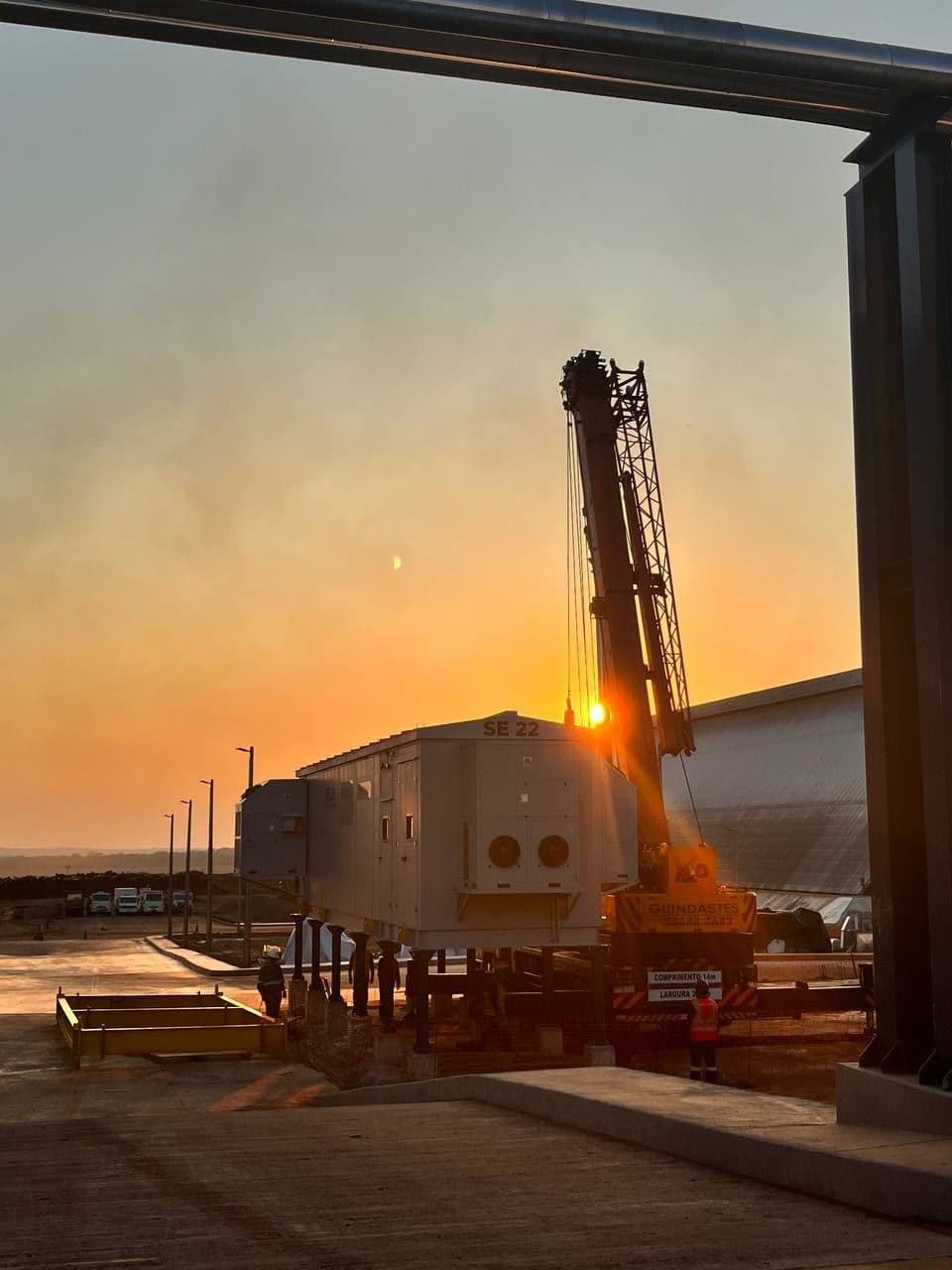 Cabina SE 22 siendo posicionada por grúa al atardecer