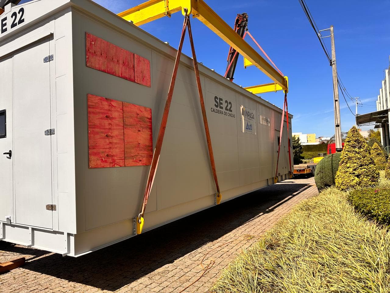 Lateral de cabina SE 22 Caldeira de Cinzas colgada de correas y viga amarilla