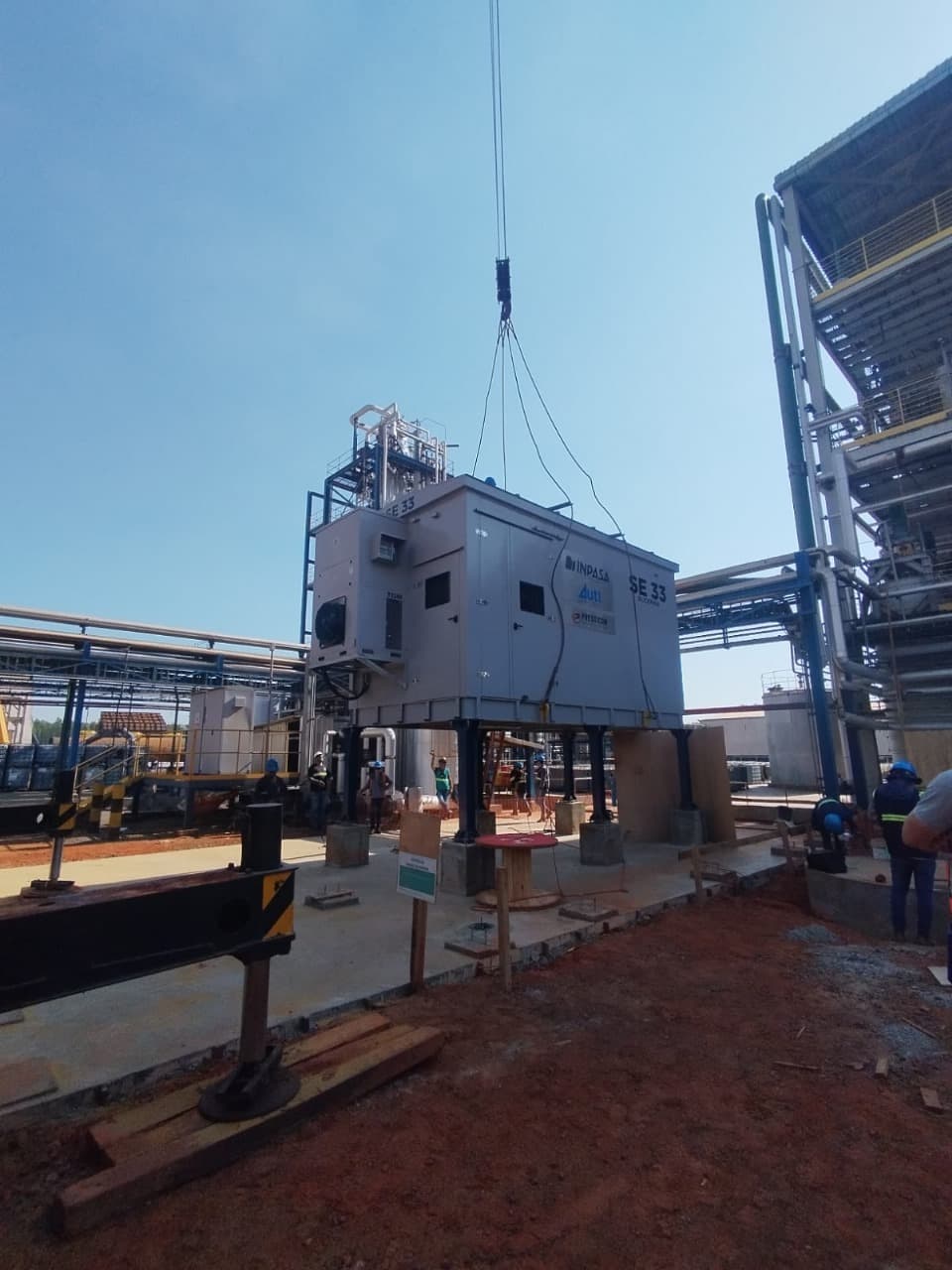 Cabina modular SE 33 izada por grúa en obra industrial