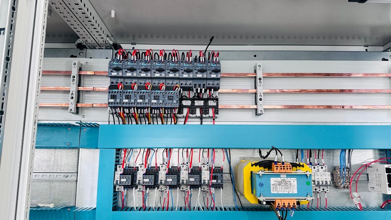 Contactores y guardamotores Siemens sobre barras de cobre, con transformador monofásico