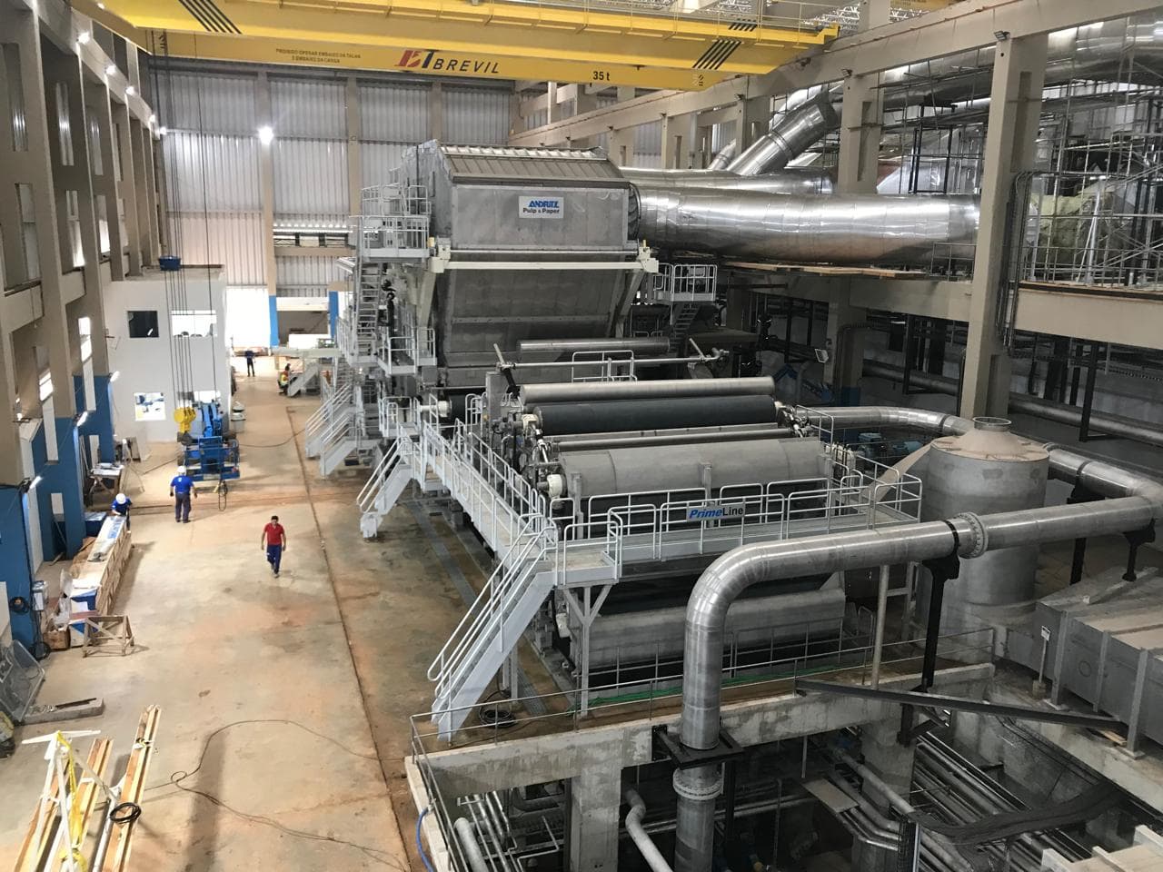 Gran máquina Andritz Pulp & Paper en nave con puente grúa de 35 t