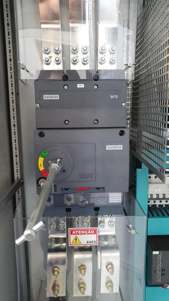 Interruptor Siemens 3VT5 con barras y aviso de 440 V en un panel